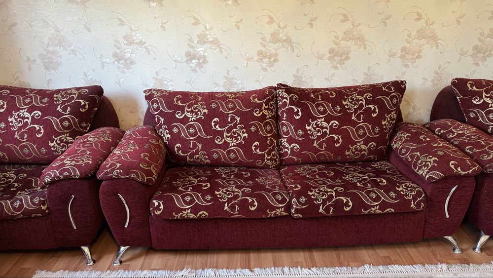 Срочно продам диван с двумя креслами.
