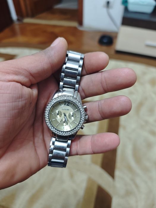 Vând ceas Guess de dama cu pietricele
