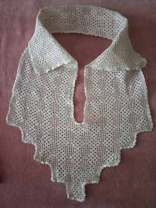 Plătcuță cu guler croșetată manual din macrame, nouă