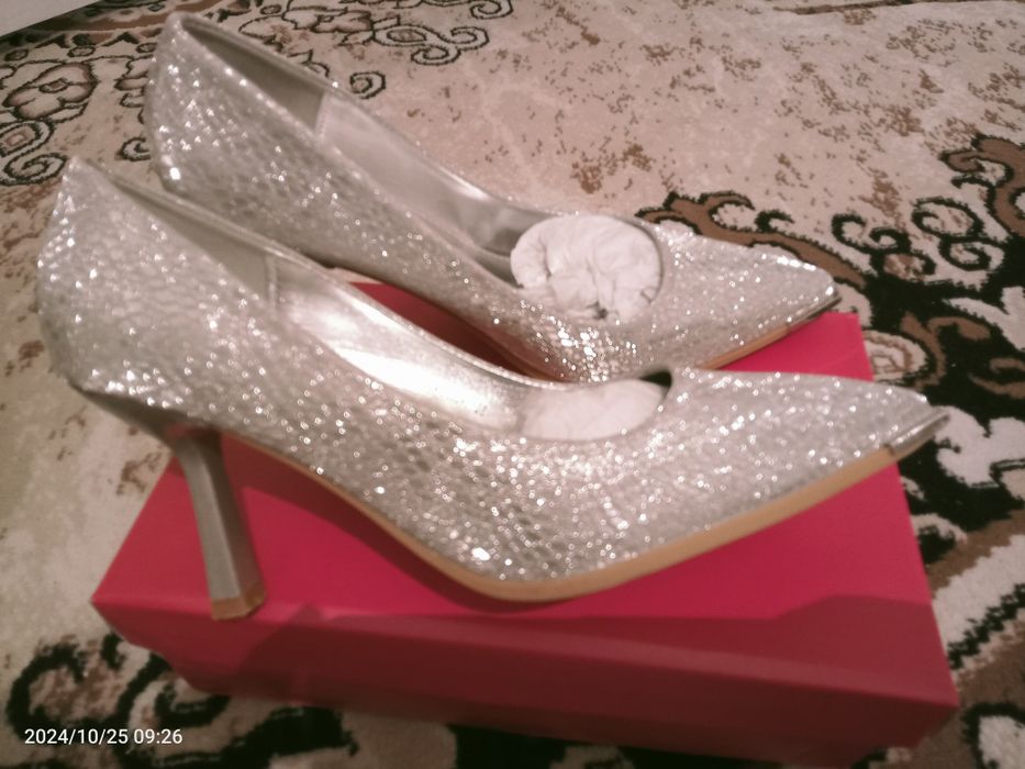 Аяқ киімдер сатылады