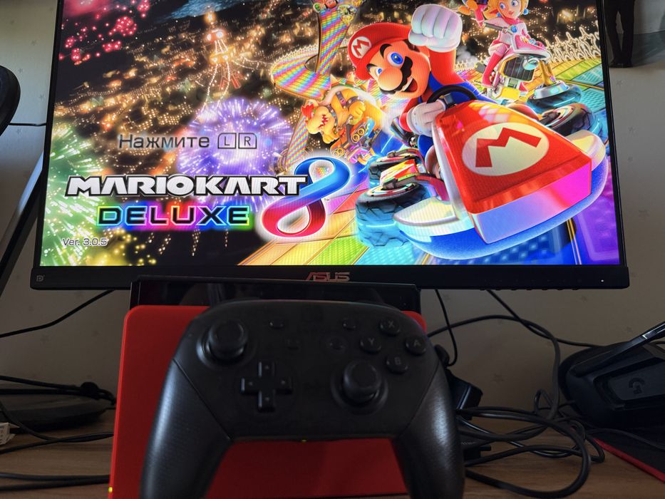 Консоль Nintendo Switch OLED в красном цвете