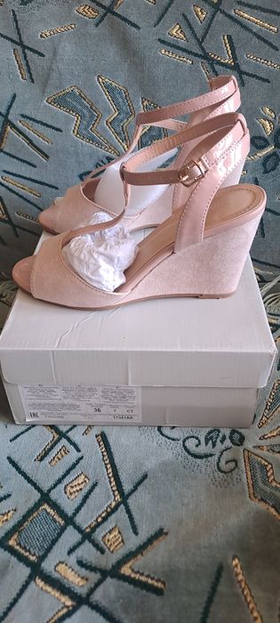 Продам босоножки