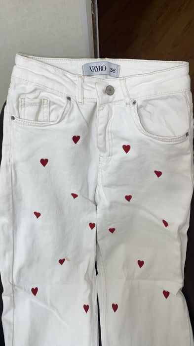 Белые джинсы с сердечками
