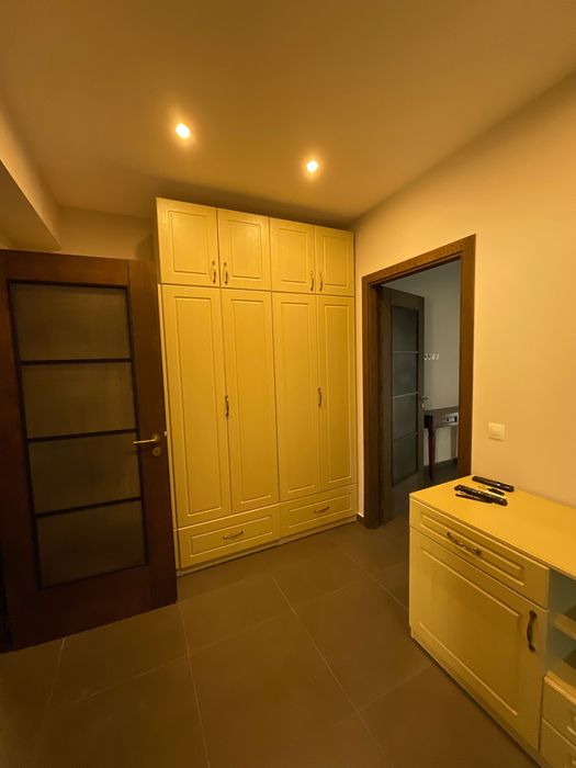 6-крилен висок гардероб и бюфет към него