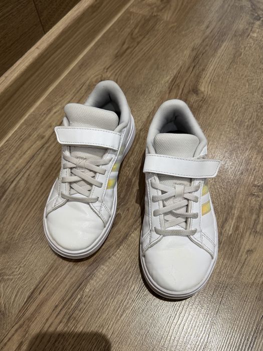 Продавам детски маратонки ADIDAS