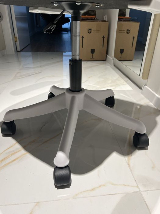 Стол офис нов, бял