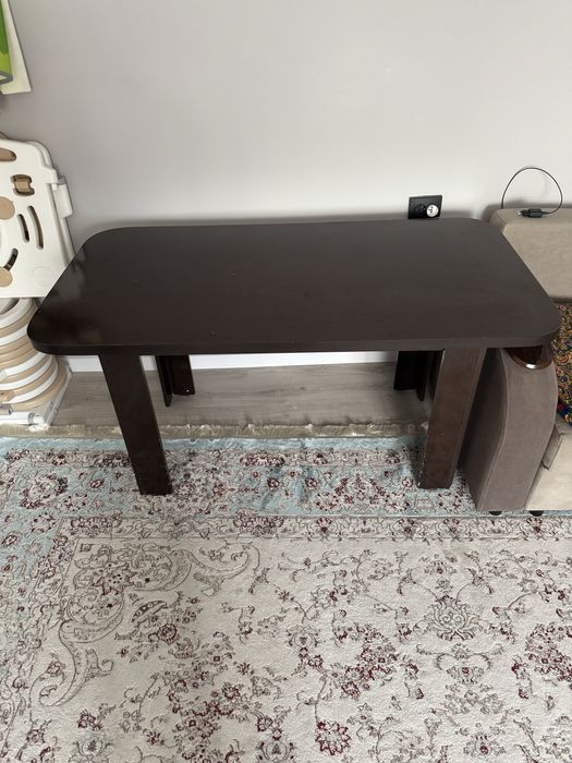 Стол коричневого цвета