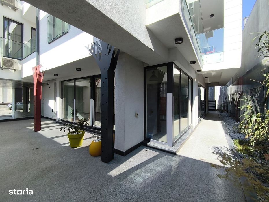 Birou și curte 100 mp in Centru, curte proprie și loc parcare.