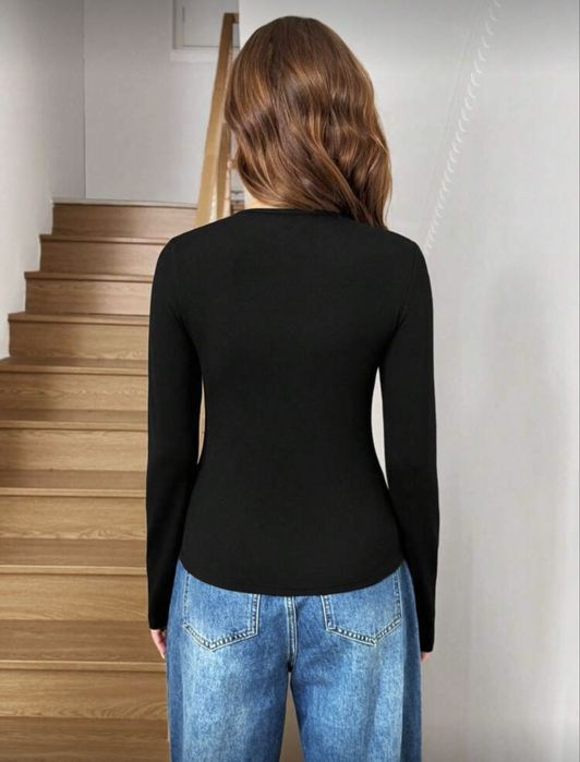 Ефектна блузка с метални елементи