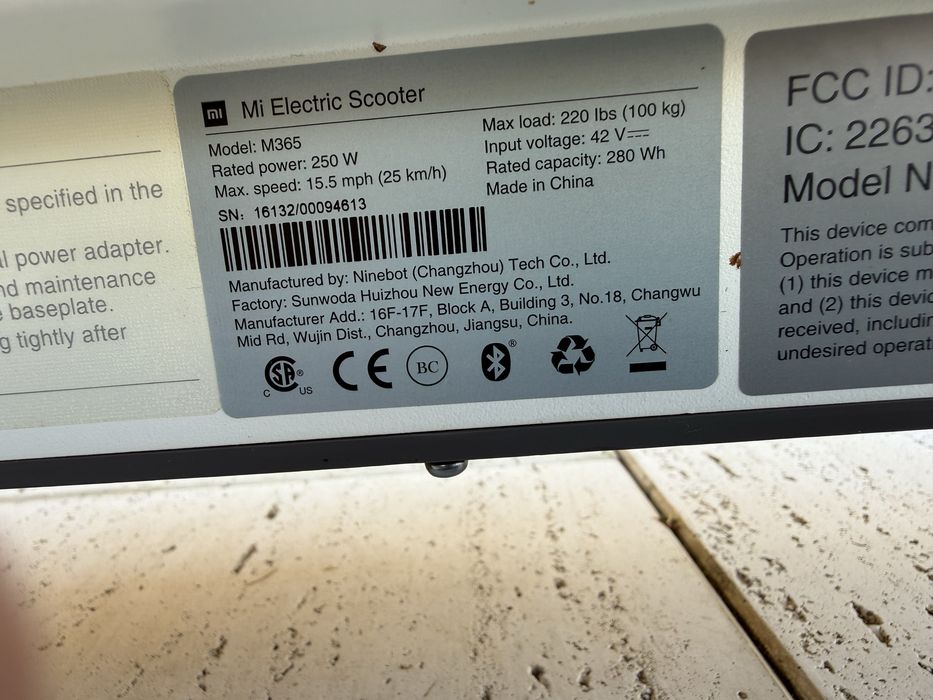 Xiaomi Mi Electric Scooter M365 – Stare foarte bună + 2 anvelope noi
