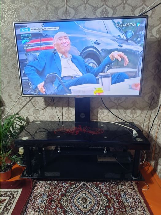 Продаётся телевизор с тумбой!