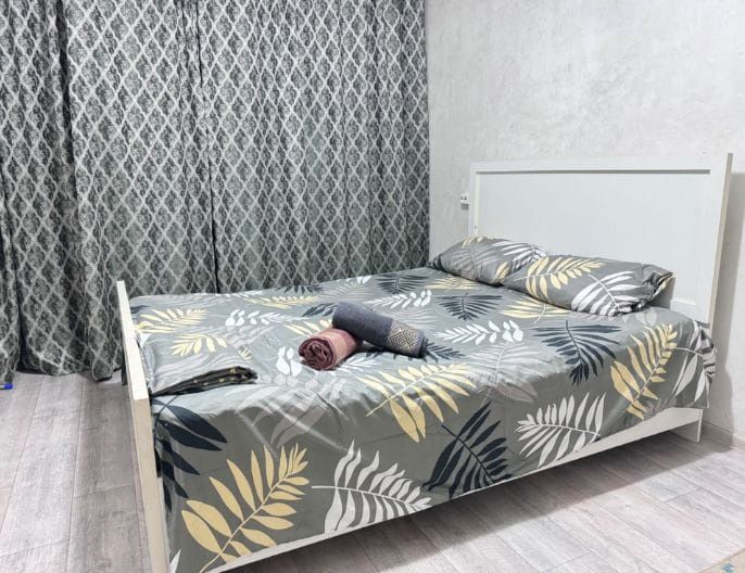 Часы 2000 тенге по улице Абая.