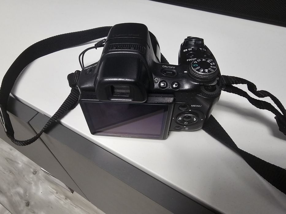 Vând aparat foto Sony încărcător si geantă transport