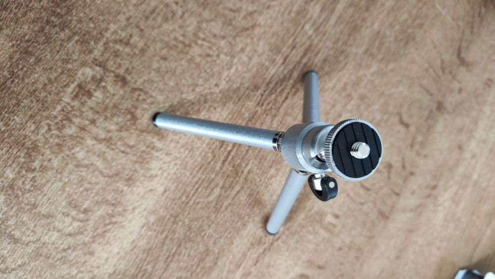 Camera foto/video cu videoproiector incorporat