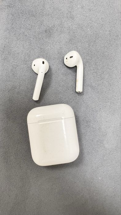 Продам airpods первого поколения