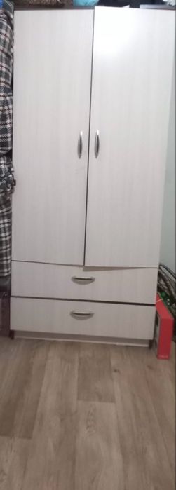 Шкаф белый  2 есікті, астында екі тартпасы бар