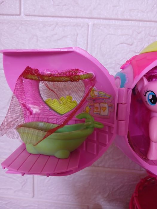 Домики для пони с пони.