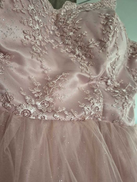 Бална рокля с корсет