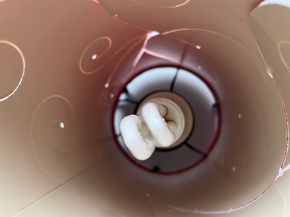 Lampa veioza culoare rosie model catifelat perforat inaltime 25 cm