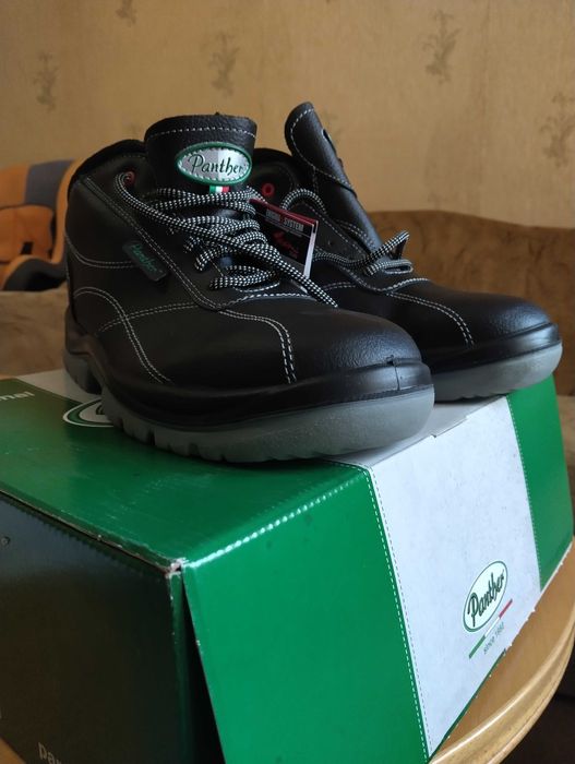 Нови работни обувки