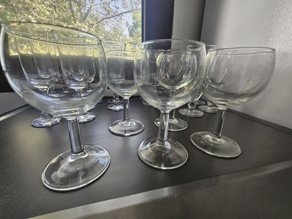 Стъклени чаши  порцеланови чинии