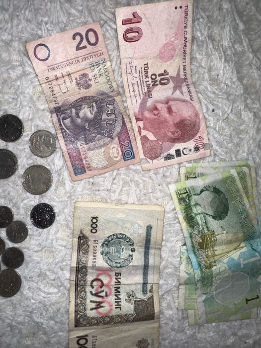 Купюры и монеты из разных стран