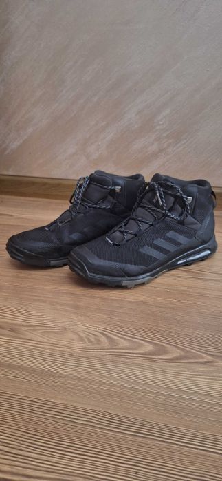 Зимни обувки adidas удобни и топли.