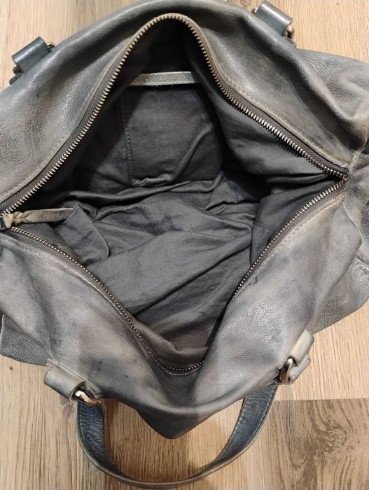 Сребриста чанта от естествена кожа