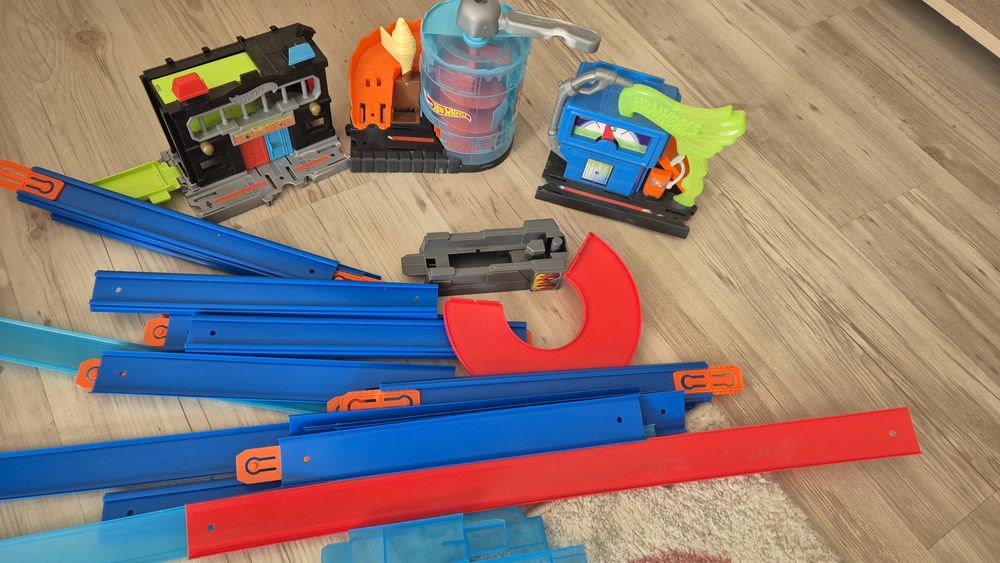 Set jucarii Hot Wells + piste