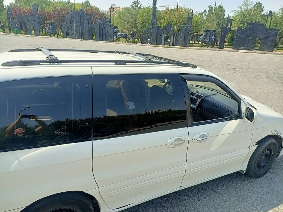 Продам Kia Carnival.
