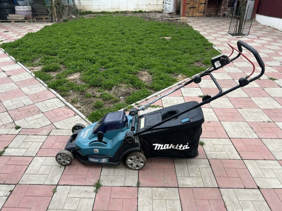 Mașina de tuns iarba Makita