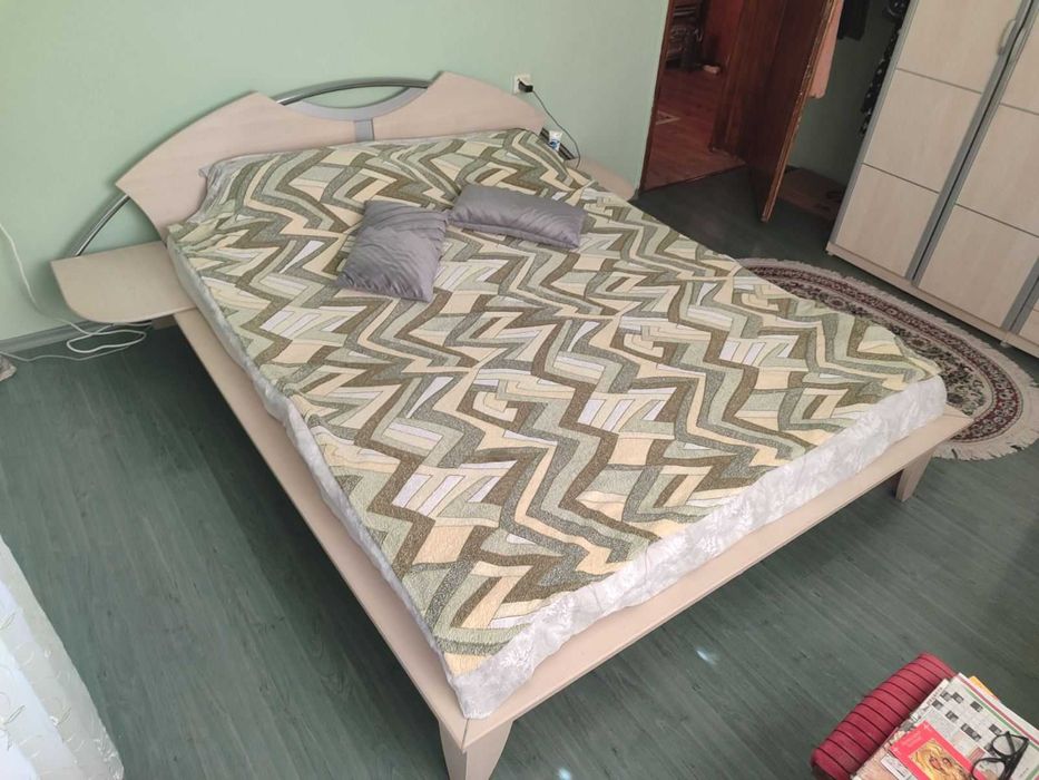 Продавам Гардероб 5-крилен, скрин и спалня комплект с размери 180х200