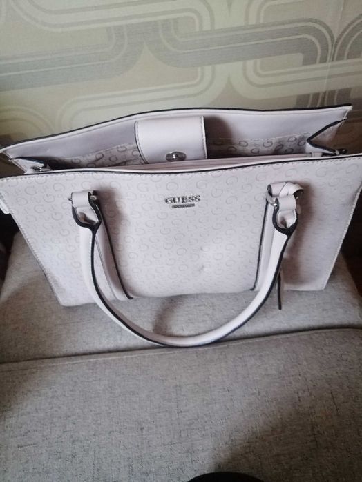 Дамска чанта на GUESS
