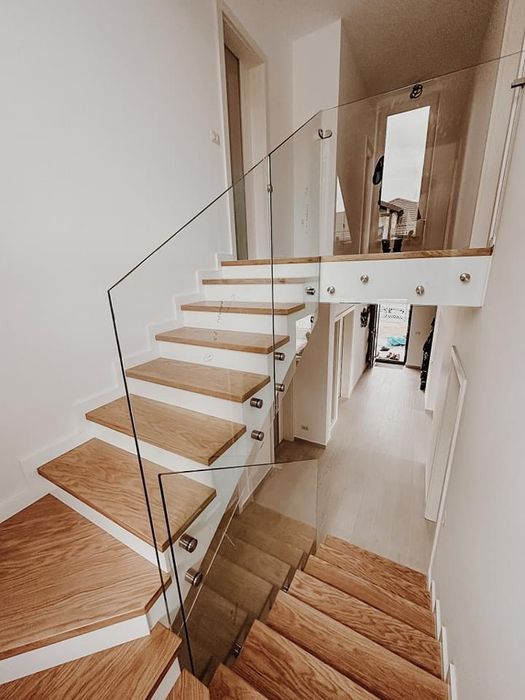 Scări interioare lemn Masiv diferite culori