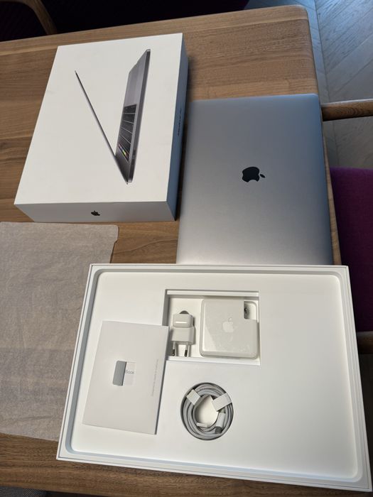 Macbook Pro 15” 2018 i7 16 GB RAM SSD 512 GB