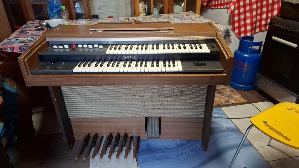 Vând pian electric perfect funcționează