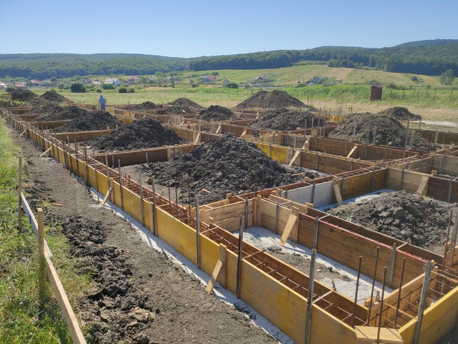 Executam case la rosu