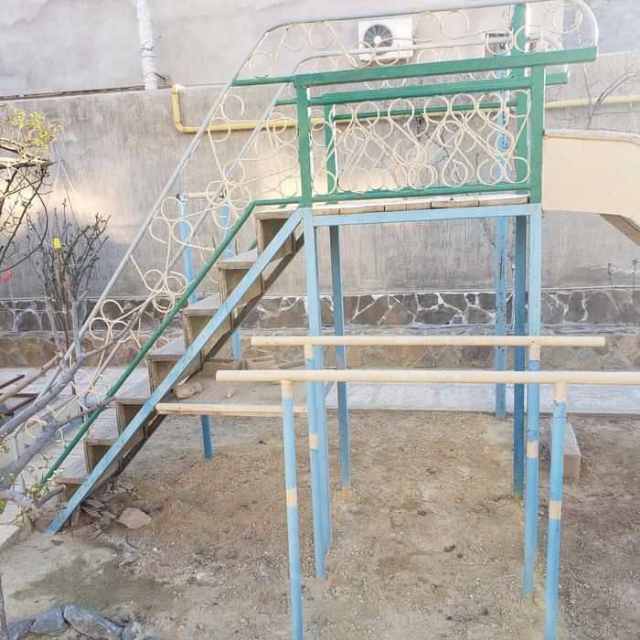 Продается детская горка из металла.