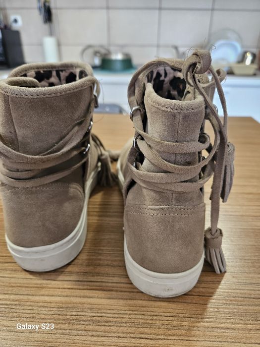Ghete ZARA. Marimea 38.45 lei