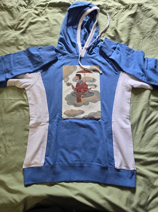 Суичър дамски,единични бройки,прекрасен печат.