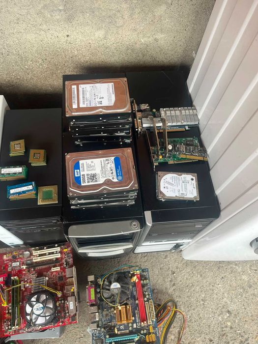 Lot componente PC vechi + 4 calculatoare complete (HDD, RAM, Procesoare)