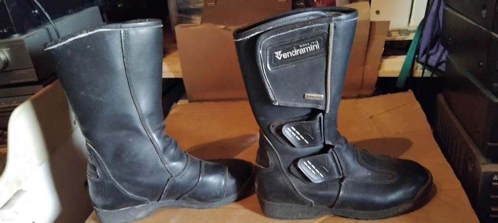 Мотоциклетна екипировка (боти,шлем)