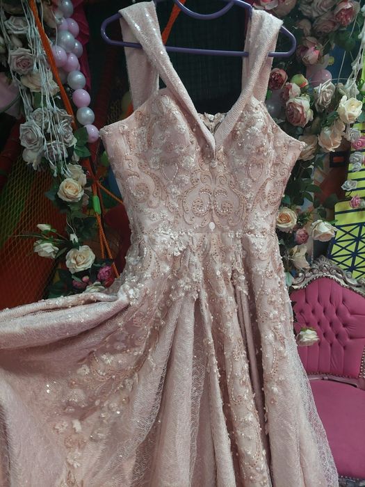 Бутикова сияйна бална рокля