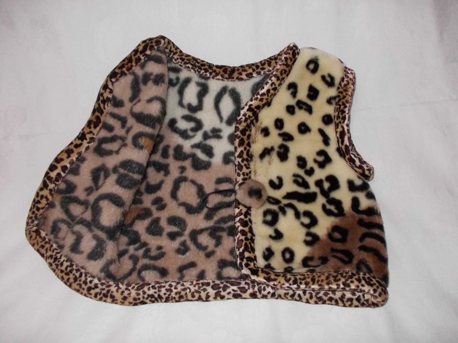 Теплая безрукавка на 3-4 годика.