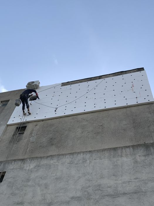 Termoizolatii cu alpinisti utilitari si schela