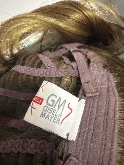 Peruca (2 bucati,una noua ,cealalta folosita f putin)