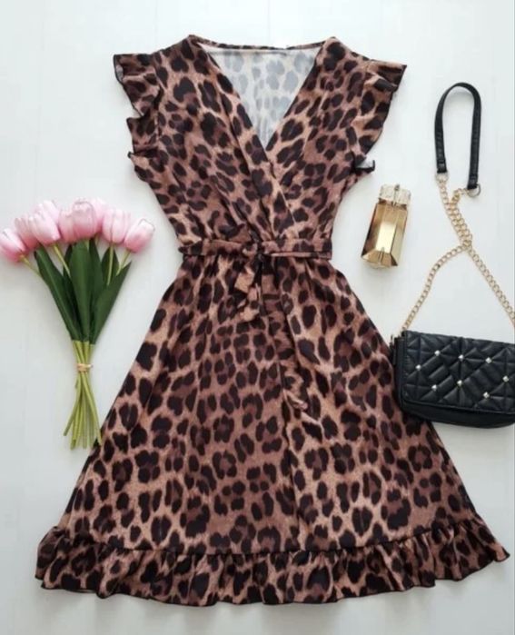 Rochie cu imprimeu leopard, feminină și foarte ușor de asortat. Perfectă atât pentru o ieșire în oraș, cât și pentru o ținută de seară.
