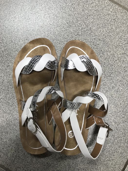 Продам сандали для девочки.