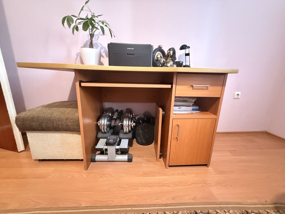 Бюро за компютър със шкафчета