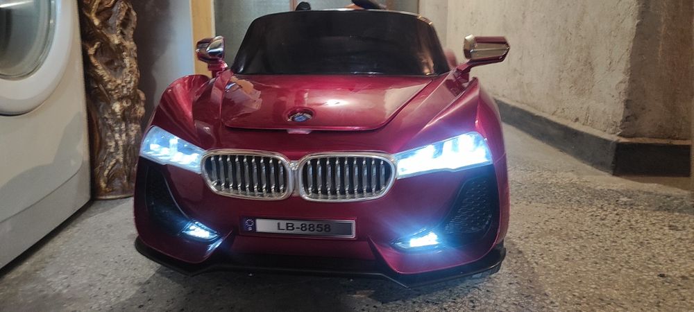 Детска акумулаторна кола.